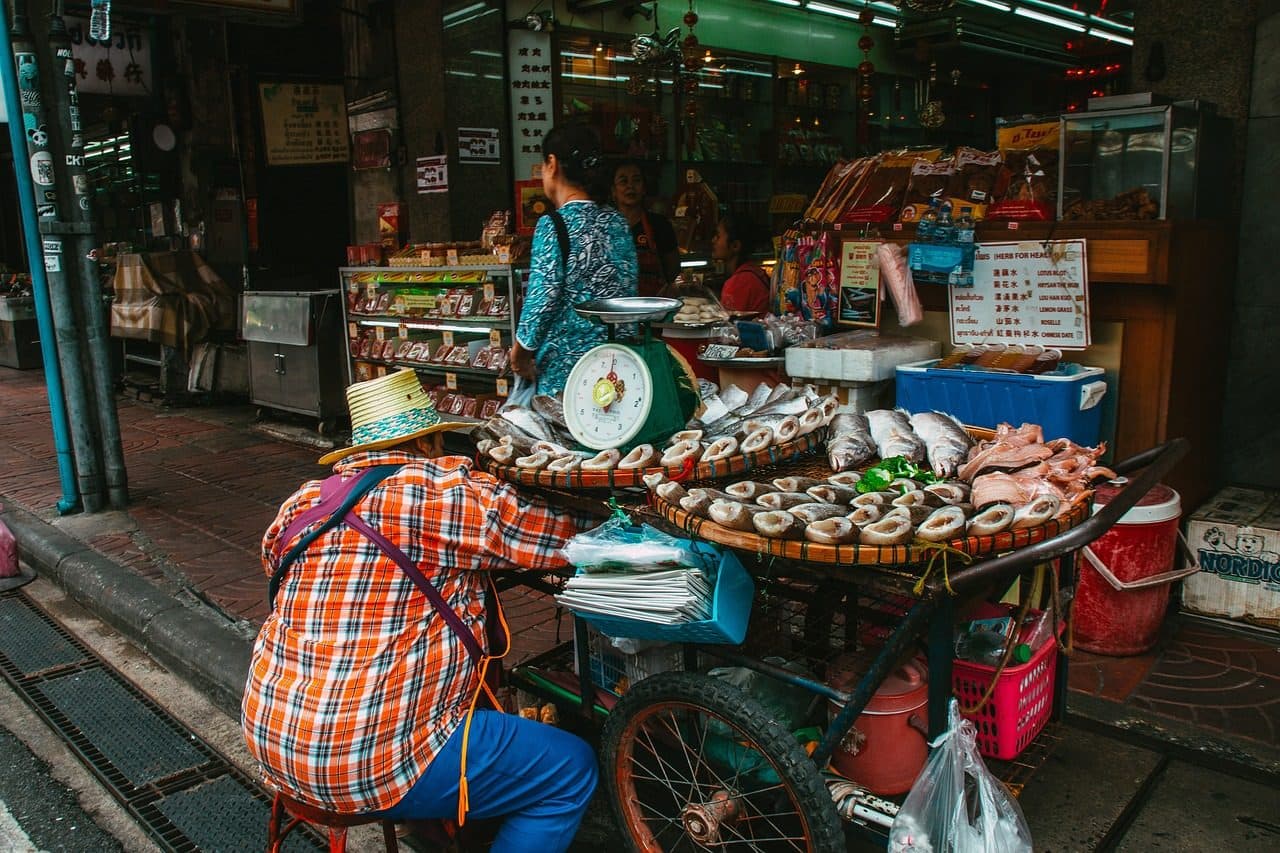 A street vendor's cart of fresh seafood on a Chinatown pavement